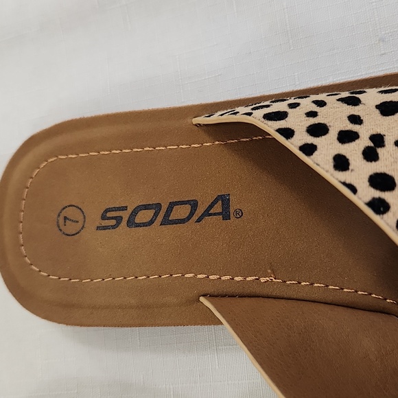 Soda Crisscross Cheetah Slides Sandals. NWOT Size 7 - Picture 3 of 6